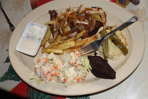 Tepezcuintle encebollado con papas fritas, ensalada rusa y frijol, servido  en Petén (Foto Prensa Libre: Walfredo Obando).