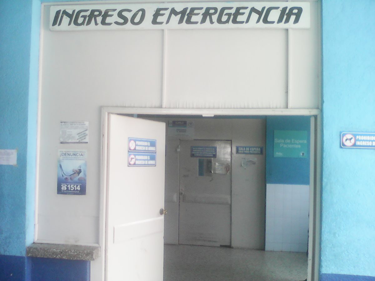 Los heridos son trasladados a la emergencia del Hospital Nacional de Chiquimula. (Foto Prensa Libre: Edwin Paxtor)