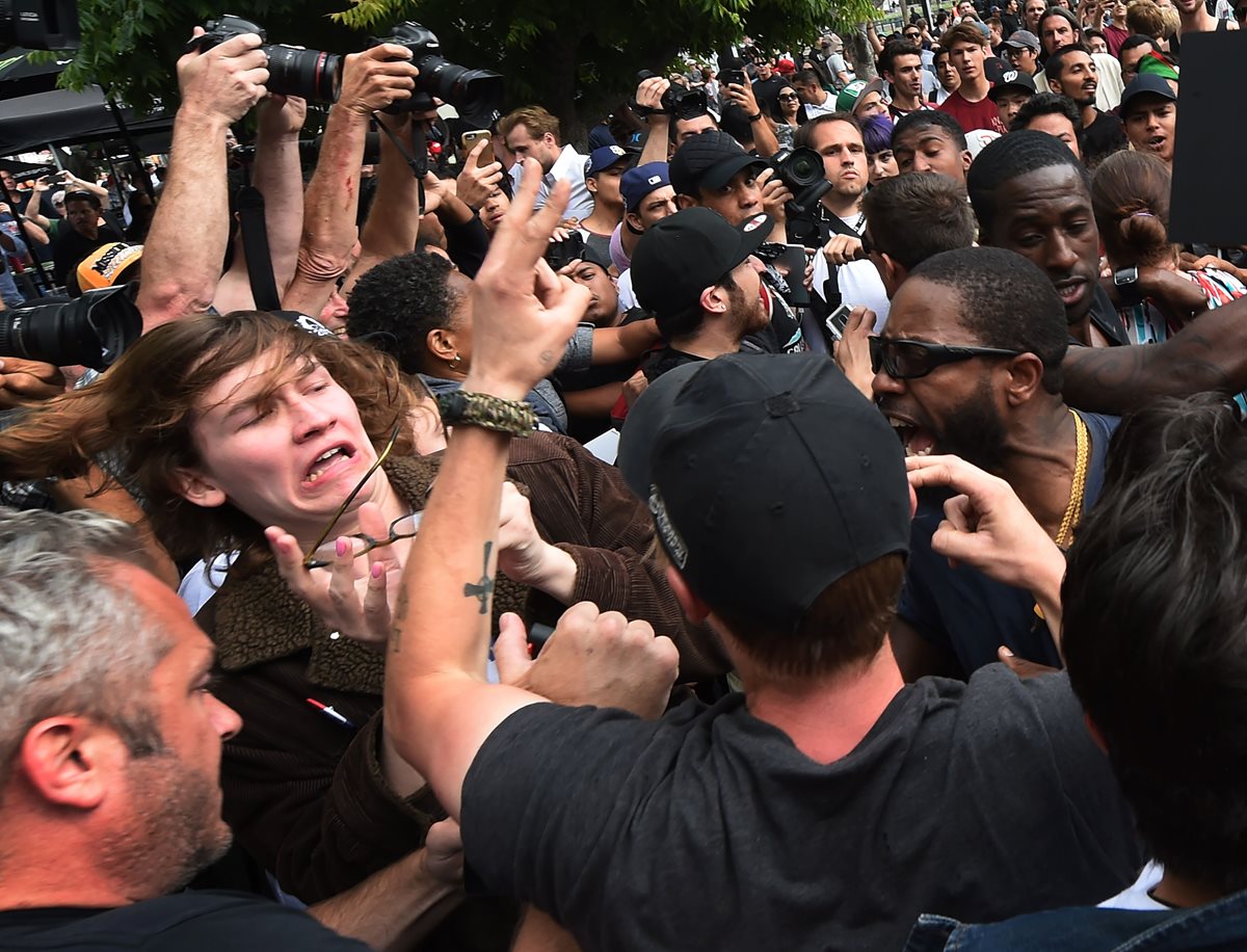 Estadounidenses que rechazan a Trump se enfrentan a policías, en San Diego, California. (Foto Prensa Libre: AFP)