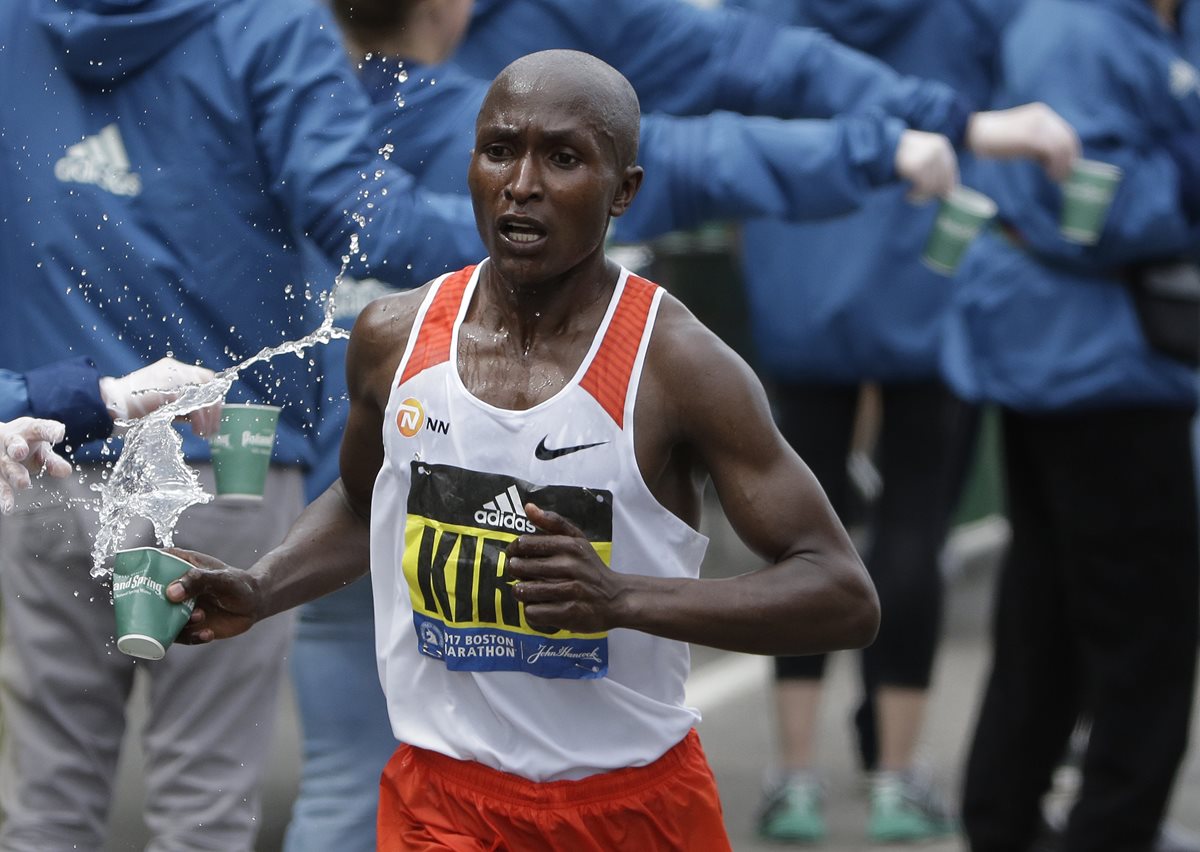 Geoffrey Kirui de Kenia mantuvo un paso firme. (Foto Prensa Libre: AP)