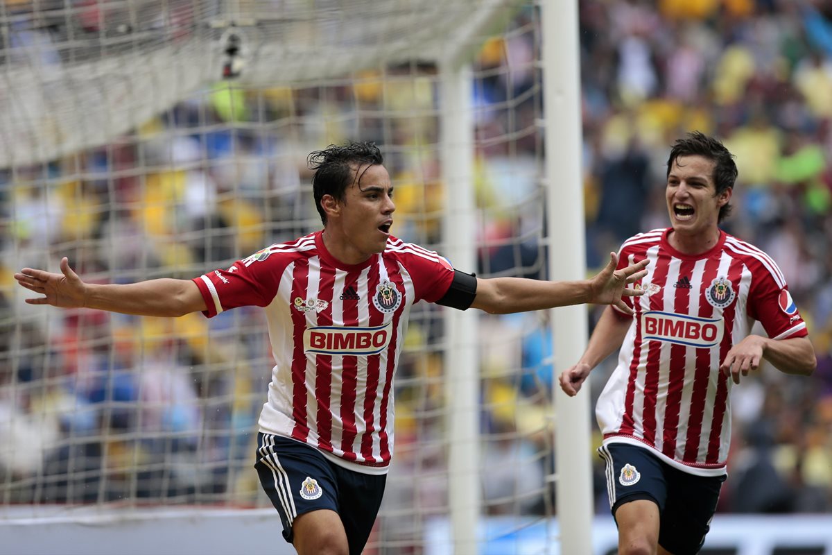 El jugador de Chivas Omar Bravo celebra su segunda anotación ante el América. (Foto Prensa Libre: EFE)