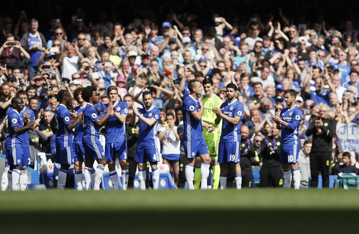 John Terry también fue homenajeado por sus compañeros, quienes le hicieron un pasillo. (Foto Prensa Libre: AP)