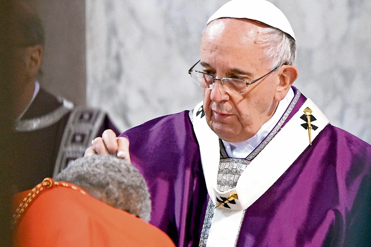 El papa Francisco oficia una misa en la basílica de Santa Sabina, en Roma, Italia. el Pontífice abogó por una conversión pura de los pecadores. (Foto Prensa Libre: AP)
