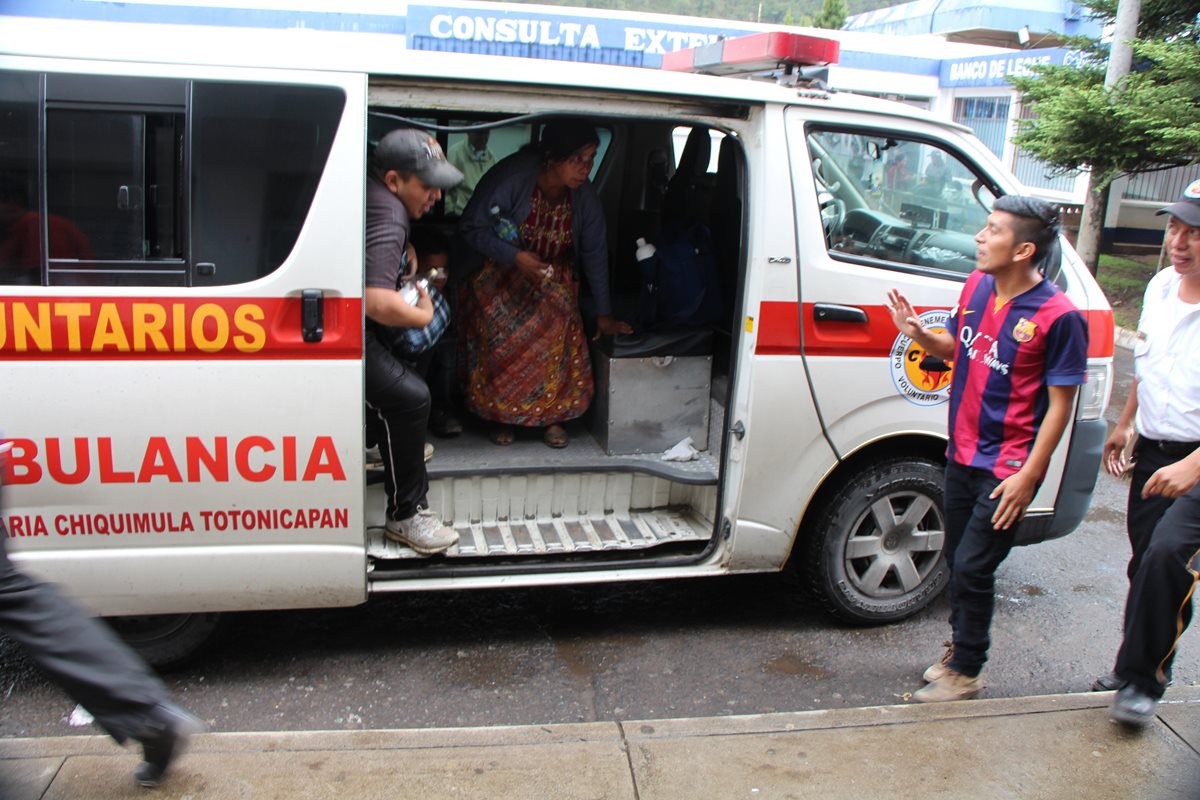 Socorristas trasladan a varios de los heridos al Hospital Nacional de Totonicapán. (Foto Prensa Libre: Édgar Domínguez)