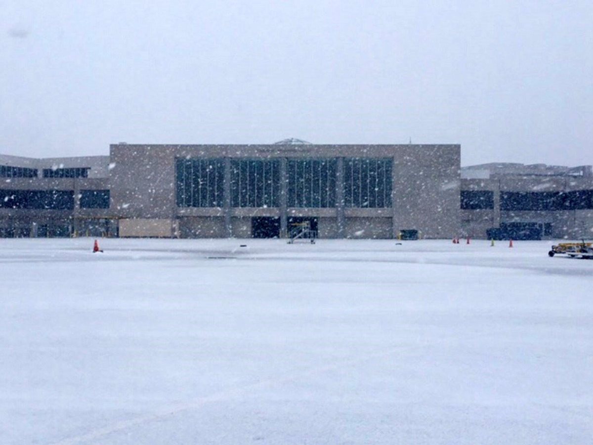 En una imagen inusual así luce este jueves el Aeropuerto Internacional de Charleston en Carolina del Sur. (Foto Prensa Libre: EFE)