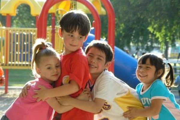 En los centros educativos se debe fomentar el respeto a las diferencias individuales.