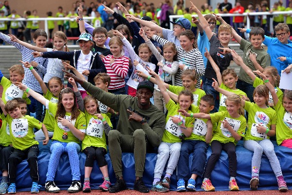 Bolt comparte con unos niños en Praga, donde se correrá en el mitin de Ostrava. (Foto Prensa Libre: AFP).