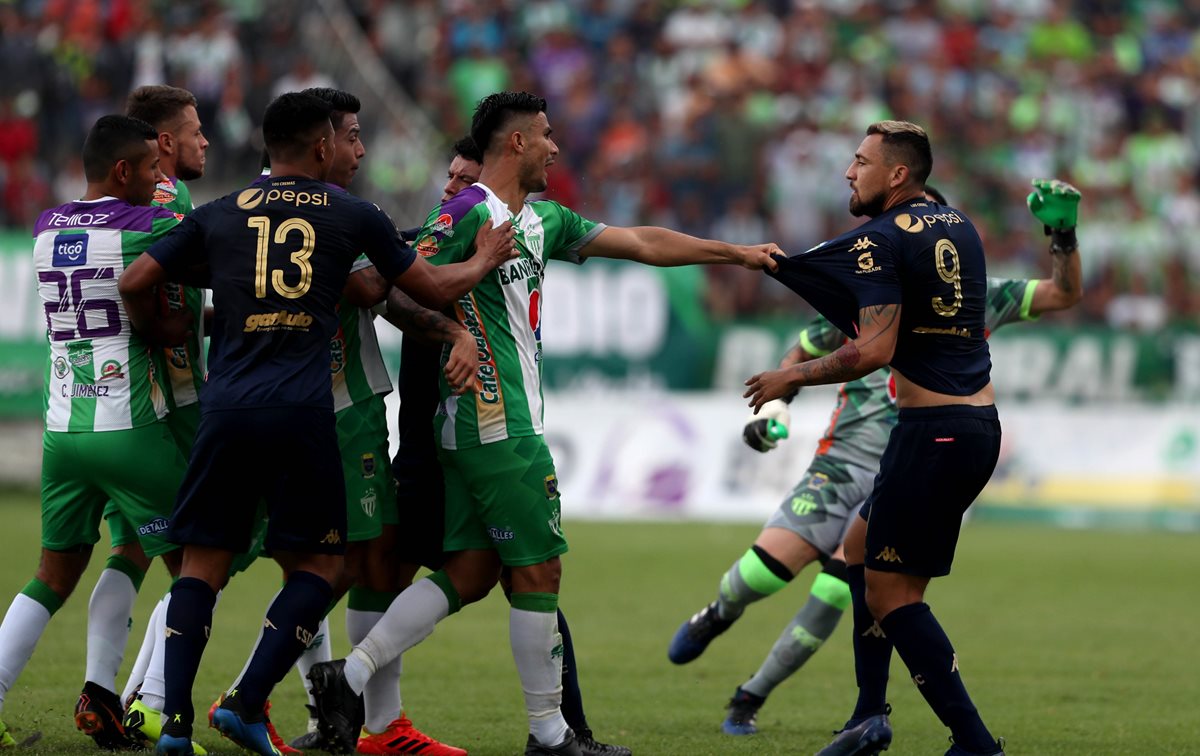 Darío Carreño (derecha) estuvo en el ojo del huracán en el juego de ida contra Antigua GFC. (Foto Prensa Libre: Carlos Vicente)