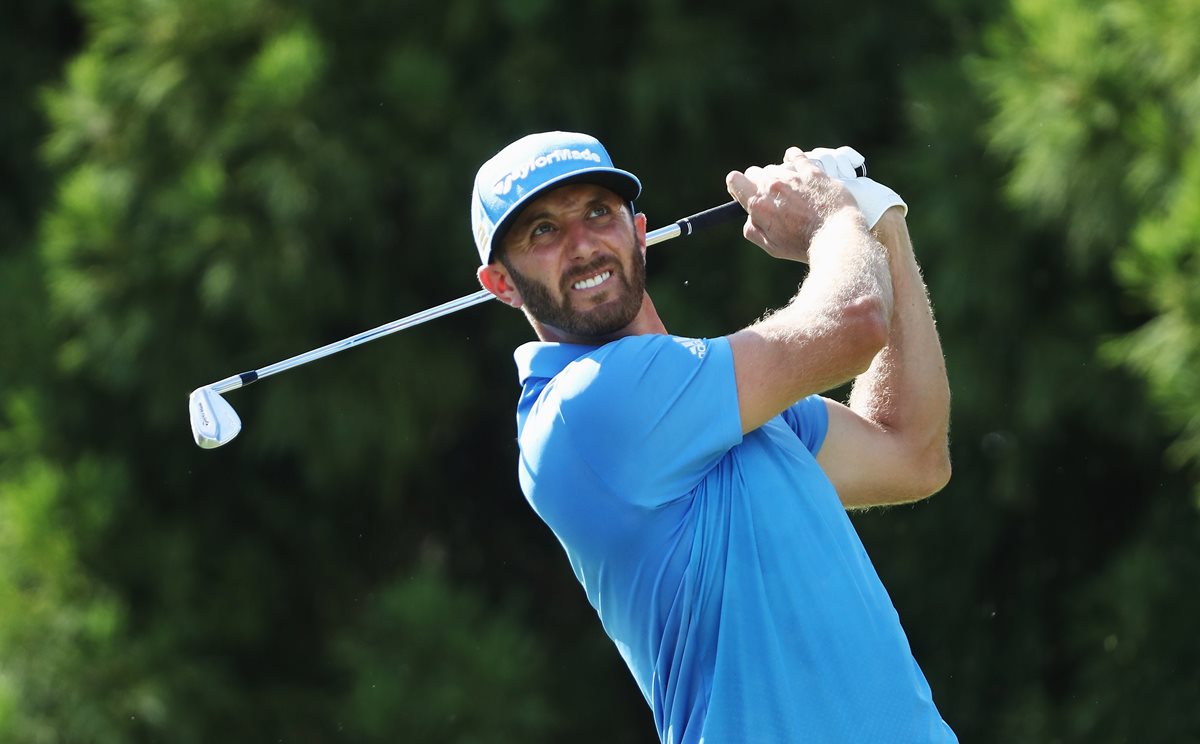 Dustin Johnson acumuló 67 golpes después de cerrar su recorrido con cinco birdies y dos bogeys. (Foto Prensa Libre: AFP).