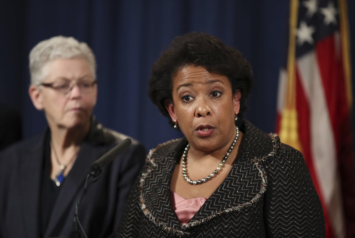 La fiscal general, Loretta Lynch, y la jefa de la Agencia de Protección Ambiental, Gina McCarthy. (Foto PL: AP)