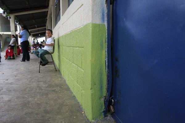 La puerta de la dirección del plantel fue violentada por los delincuentes.