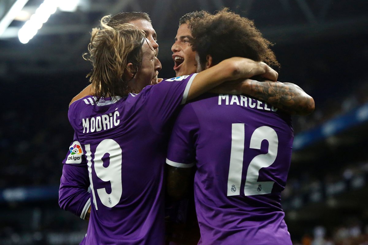 James celebra con sus compañeros el golazo que anotó esta noche en Cornellá. (Foto Prensa Libre: AFP)