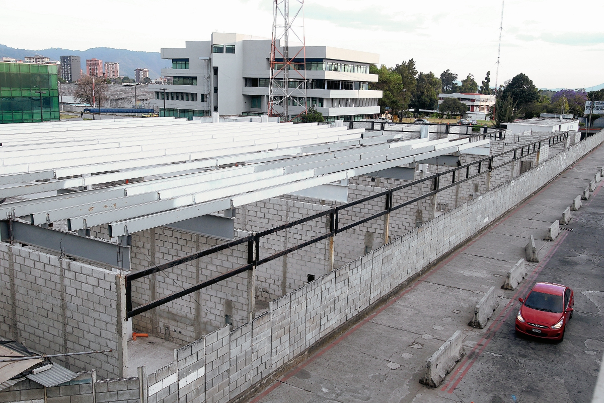 Construcción abandonada de la Plaza 13 Baktun luego del hallazgo de anomalías en la adjudicación del proyecto. (foto Prensa Libre: Hemeroteca PL)