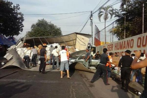 Un cabezal y varios vehículos chocaron en el km 168, jurisdicción de Cuyotenango, Suchitepéquez. (Foto: Bomberos Municipales Departamentales)<br _mce_bogus="1"/>