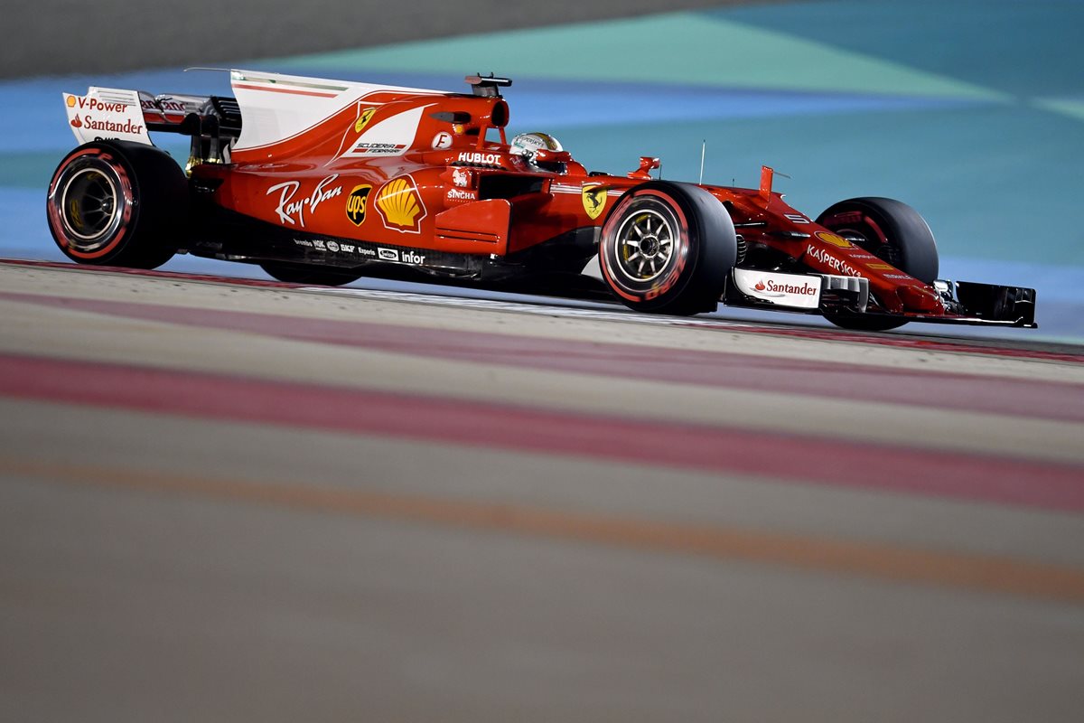 Sebastian Vettel durante las primera prácticas del GP de Bahrain. (Foto Prensa Libre: AFP)