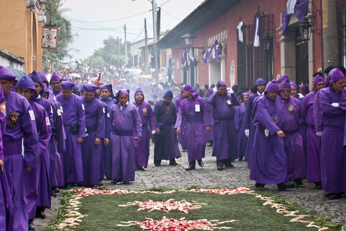 Cada año, cientos de personas se suman a los noviciados de las iglesias pensando en asistir, la siguiente Semana Santa (Foto Prensa Libre: Hemeroteca PL)