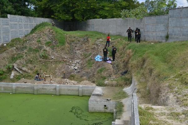 Agentes  del MP recaban evidencia en el lugar donde fue  hallado el cuerpo de la recién nacida.