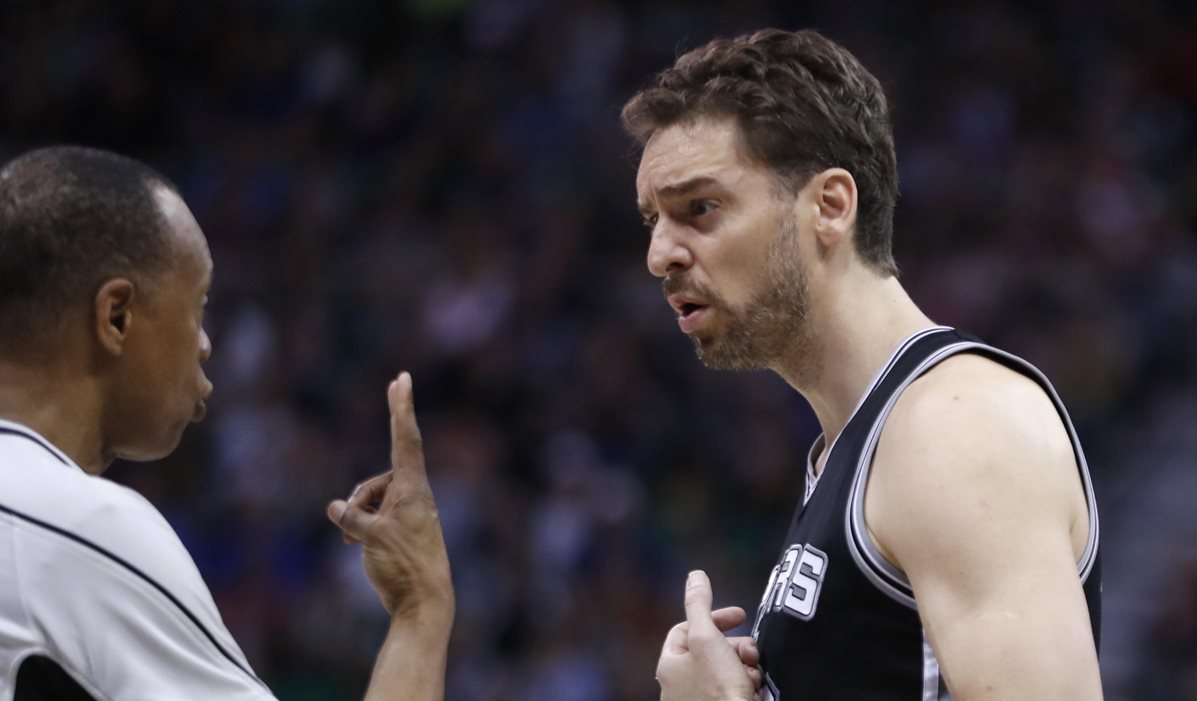 Pau Gasol discute con un árbitro tras una jugada en el partido contra los Utah Jazz. (Foto Prensa Libre: EFE)