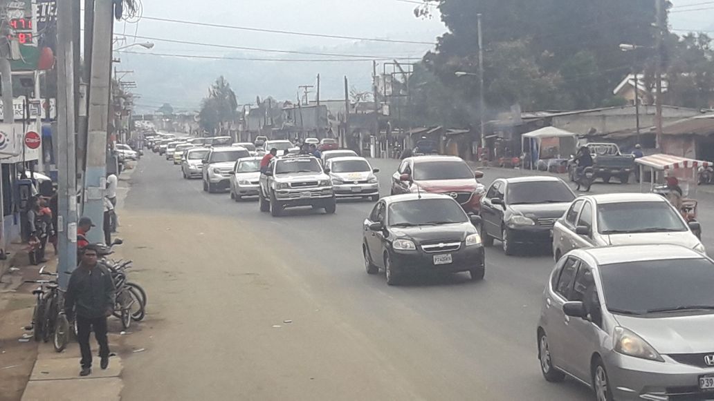 Tránsito complicado en el km 49 de la ruta Interamericana por salida de veraneantes hacia la provincia. (Foto Prensa Libre: Víctor Chamalé).