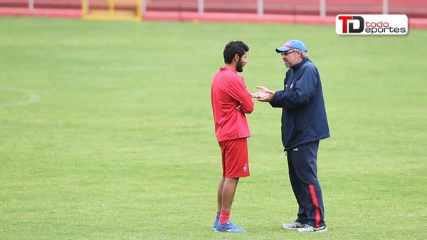 Gustavo Machaín le brinda palabras de aliento a Jiménez (izquierda) previo al viaje a San Marcos. (Foto Prensa Libre: Carlos Vicente)