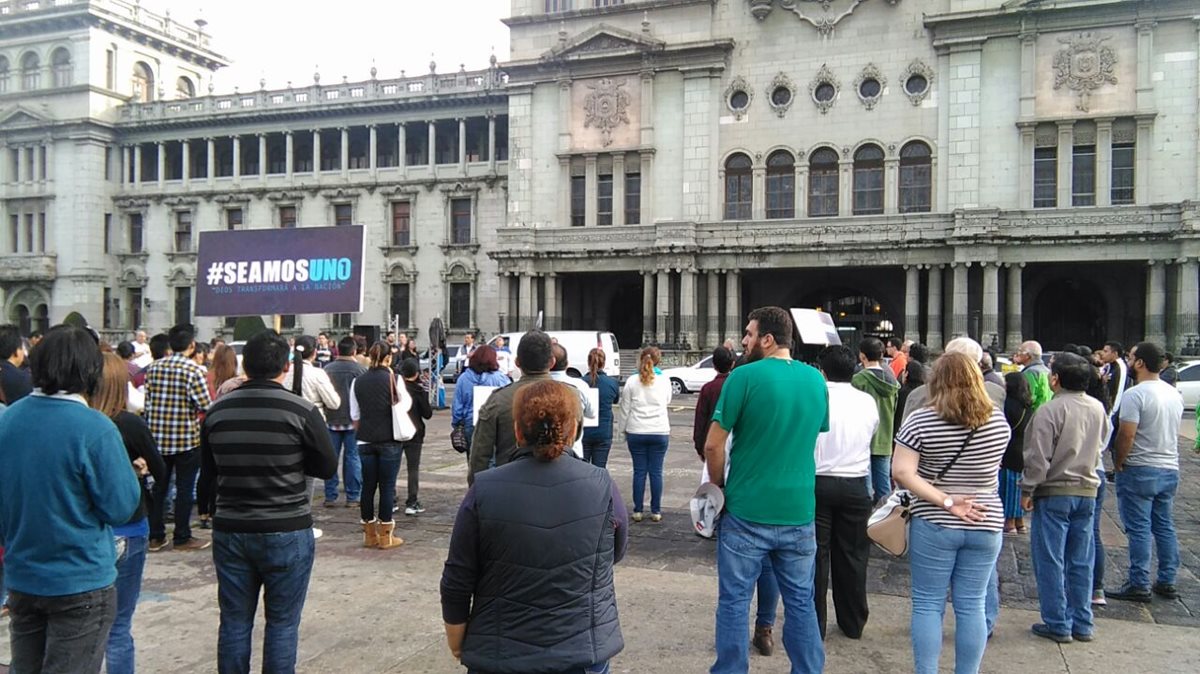 Integrantes de Guateora se congregran en la Plaza de la Constitución para orar por Guatemala. (Foto Prensa Libre: Urías Gamarro).