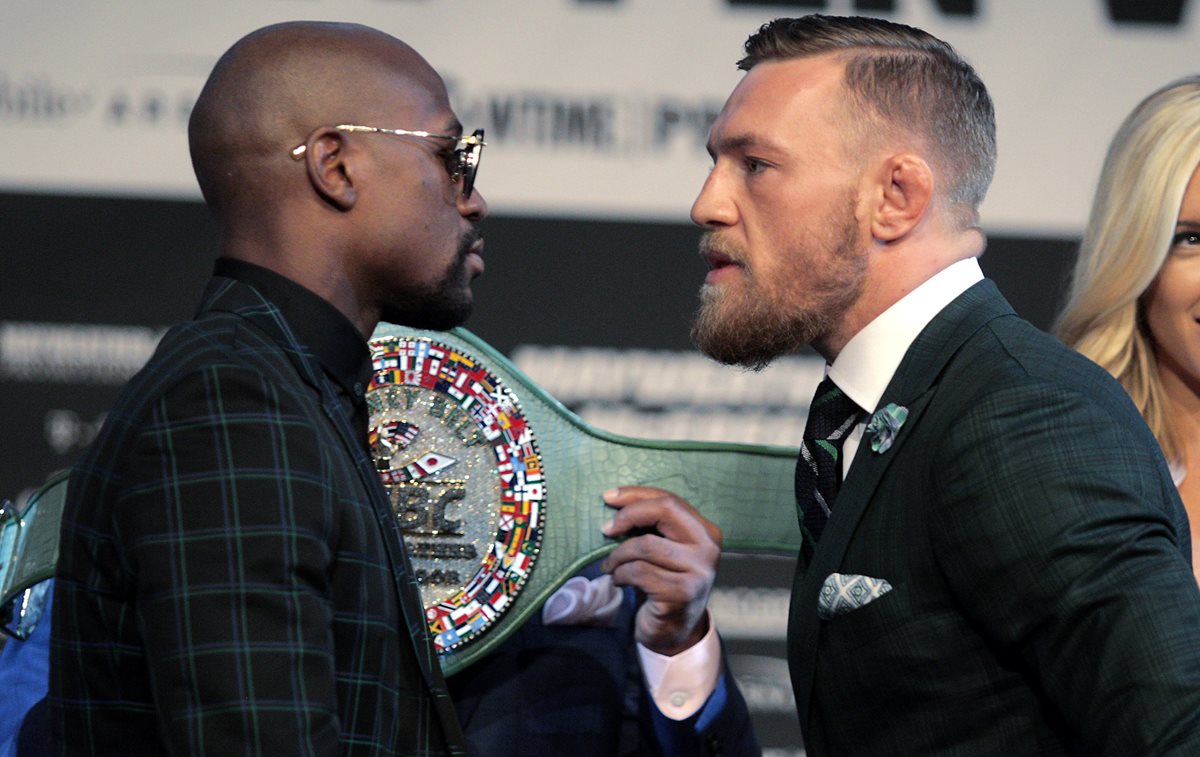 El boxeador Floyd Mayweather Jr. y el luchador de Connor Mcgregor, cara a cara durante la conferencia de prensa de este miércoles. (Foto Prensa Libre: AFP)