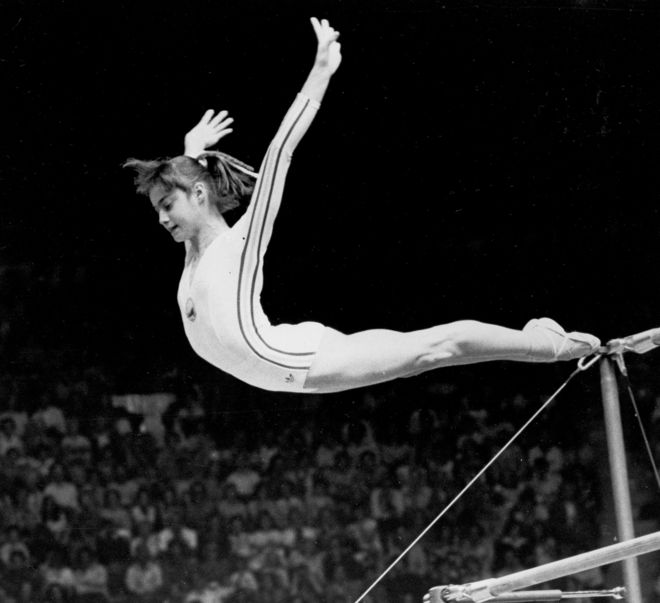 El final de la rutina de Nadia Comaneci en las barras asimétricas con la que obtuvo el primer 10 en la historia de los Juegos Olímpicos.(AP)