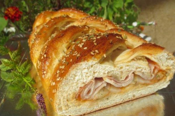 La trenza rellena de Navidad, se elabora de masa de harina de trigo rellena con quesos, jamones o un puré dulce. Foto: www:juanideanasevilla.<a href="http://www.juanideanasevilla.com/2011/07/trenza-rellena-de-pizza.html"></a>