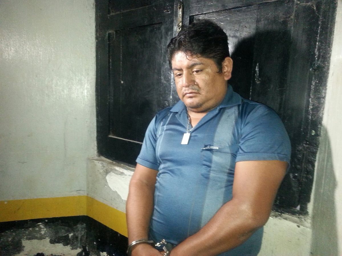 Héctor de León López, de 37 años, es trasladado a una comisaría de la PNC en Retalhuleu, sindicado de asesinato. (Foto Prensa Libre: Rolando Miranda)