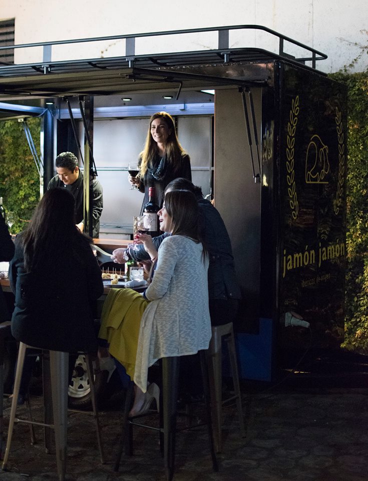 El Wine Truck ofrece productos en forma práctica.