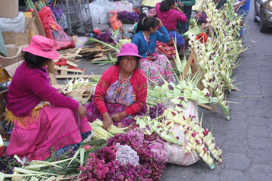 En el mercado La Democracia se instalaron más de 15 ventas de cruces. (Foto Prensa Libre: Fred Rivera)