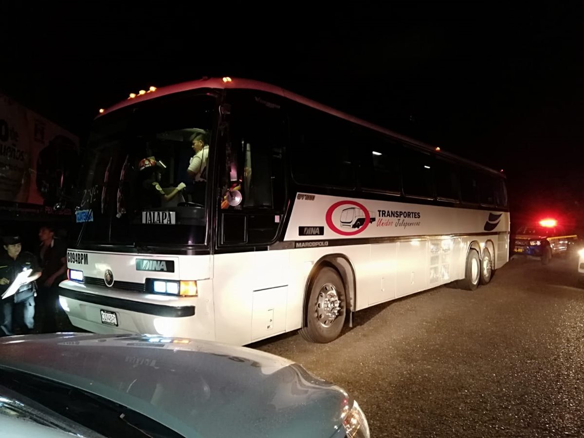 Unidad de los Transportes Unidos Jalapanecos en la que se registró el asalto este lunes. (Foto Prensa Libre: Mario Morales).