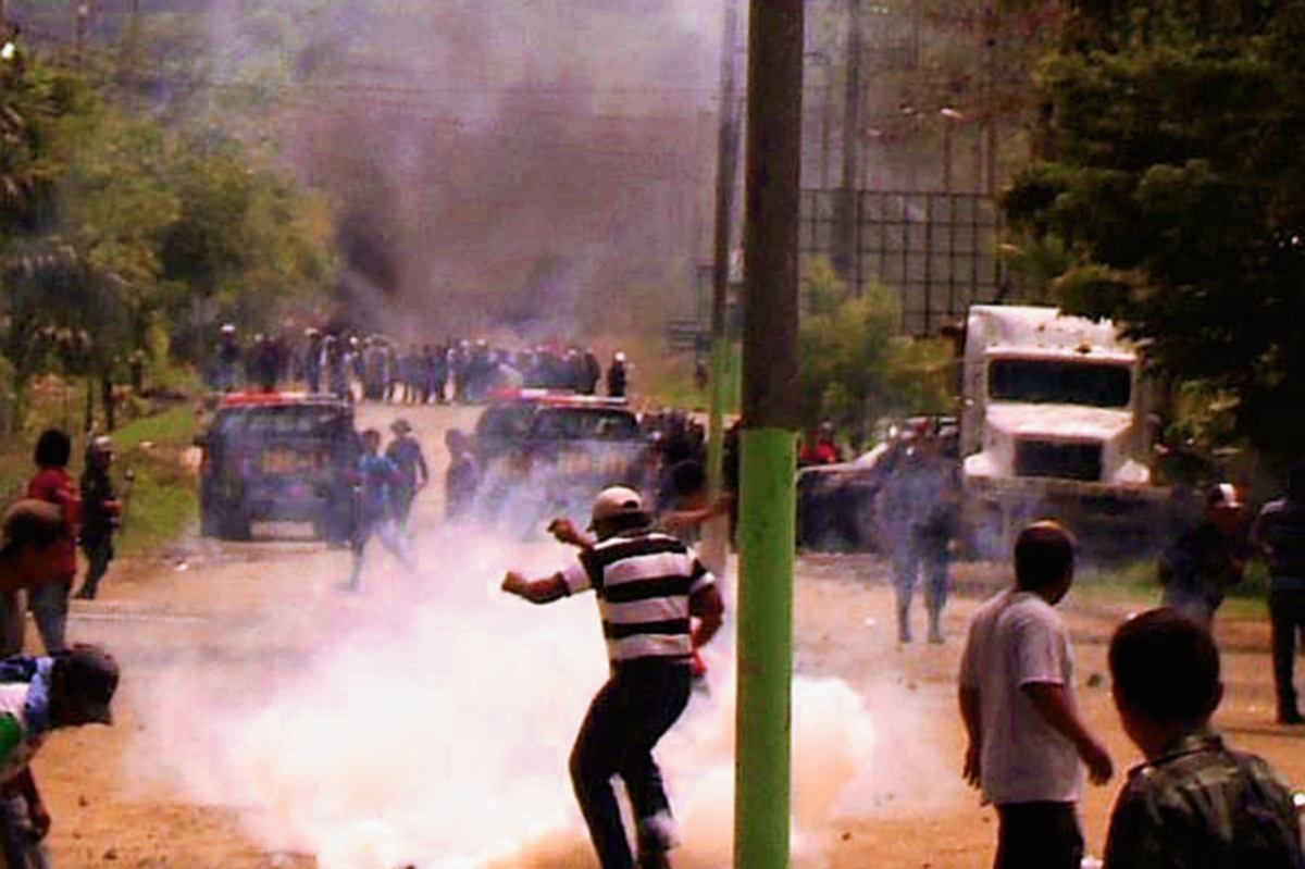 Agentes de la PNC dispersan a manifestantes en empresa de níquel en El Estor, Izabal. (Foto Prensa Libre: Eduardo Sam)