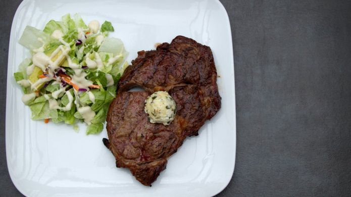 Un filete de carne, con mantequilla y una pequeña ensalada es un plato ideal de la dieta catogénica.ISTOCK