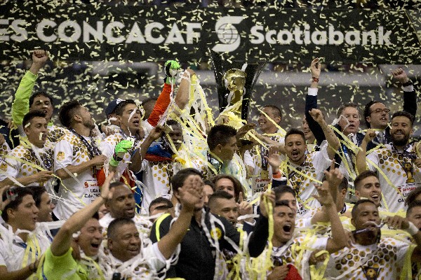 América festejó el título de la Concacaf al vencer en la final a Tigres. (Foto Prensa Libre: AP).