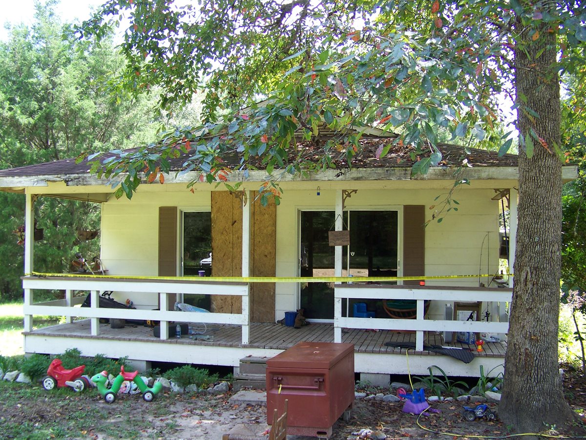 Esta es la vivienda done se produjo el múltiple crimen en Alabama. (Foto Prensa Libre: AP).