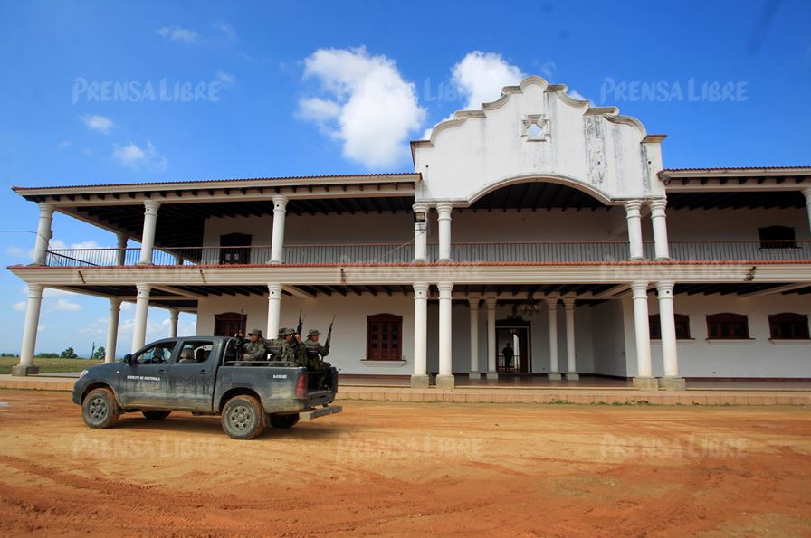 Fachada de una mansión ubicada en la finca El Triunfo, Morales, Izabal. (Foto Prensa Libre: Hemeroteca PL).