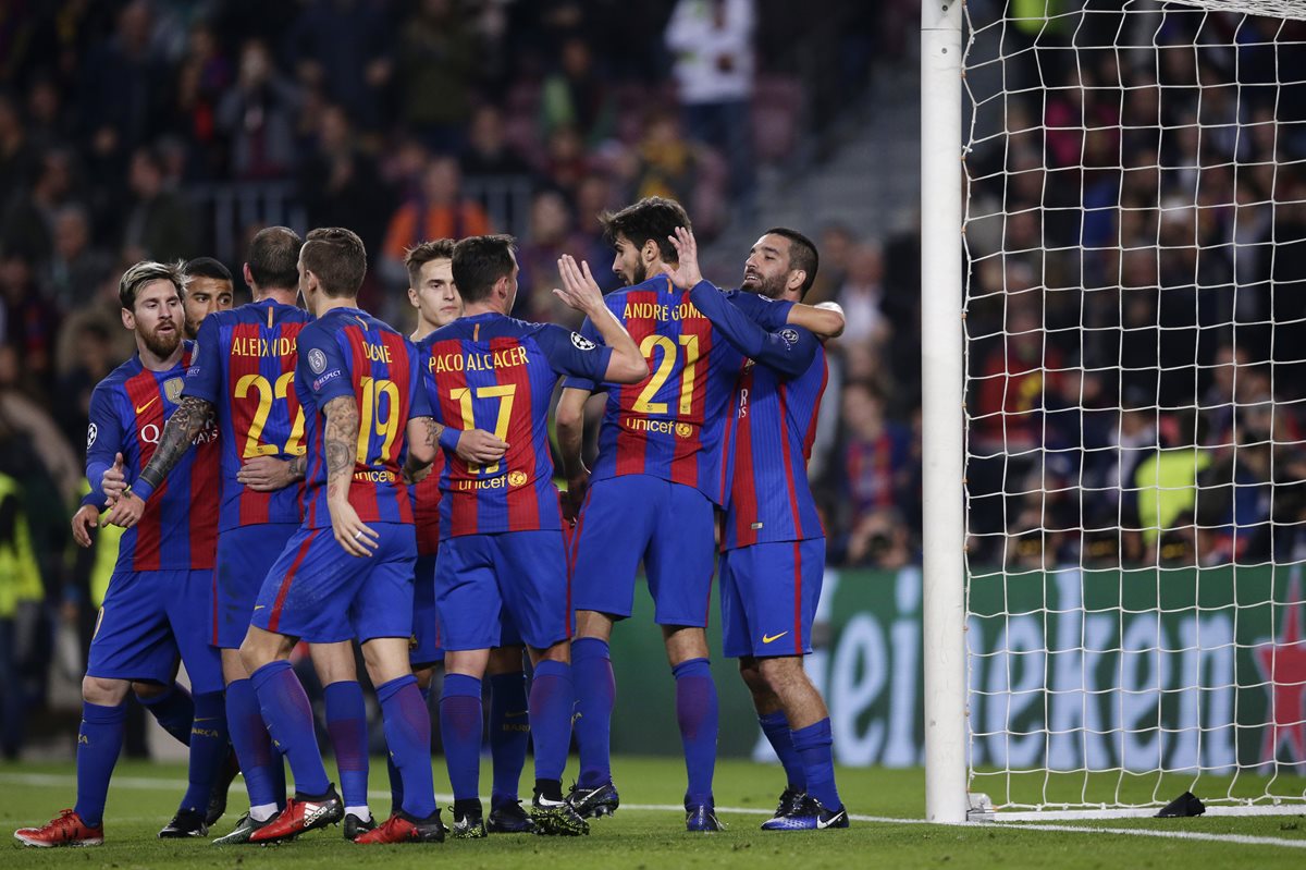 El Barcelona es uno de los 16 equipos clasificados para los octavos de final de la Champions. (Foto Prensa Libre: AP).