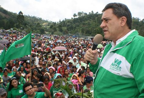 En ausencia de la candidata  Sandra Torres, Roberto Alejos se dirige a simpatizantes en Palencia, para prometer que seguirán  los programas sociales.