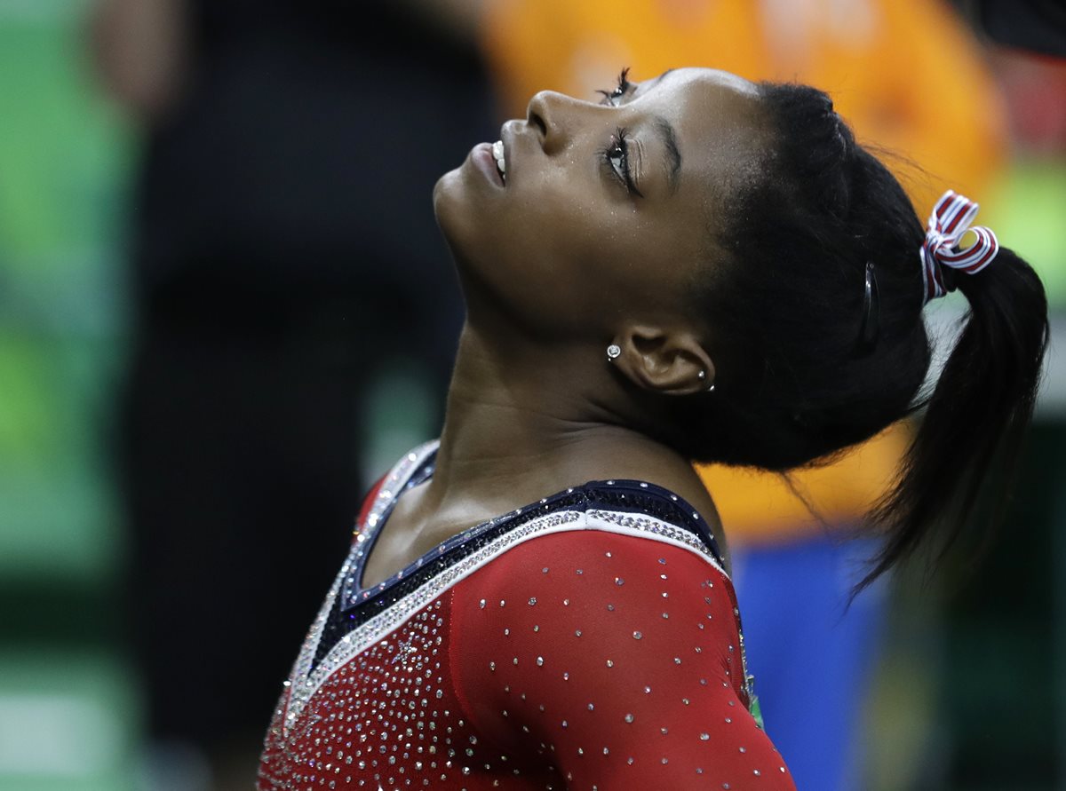 Biles observa los resultados de la prueba de viga de este lunes. (Foto Prensa Libre: AP)