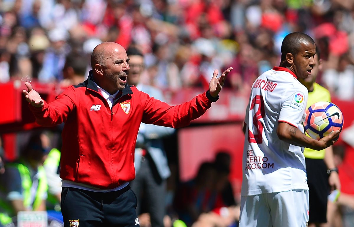 Jorge Sampaoli es el centro de atención del juego del miércoles entre Barcelona y Sevilla. (Foto Prensa Libre: AFP)