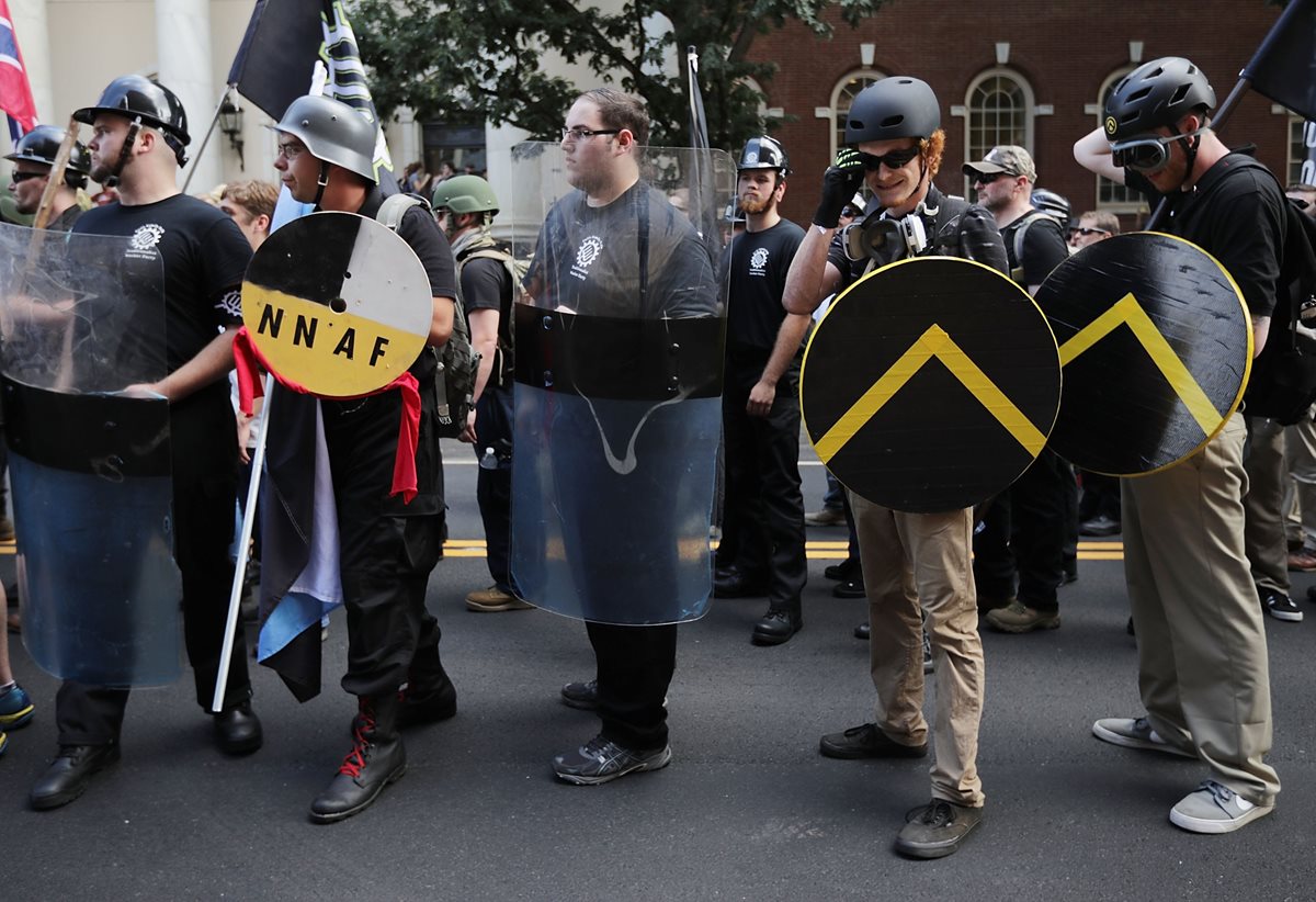 Trump dice que los grupos radicales fueron atacados primero "por la izquierda", en Charlottesville, Virgina. (Foto Prensa Libre: AFP)