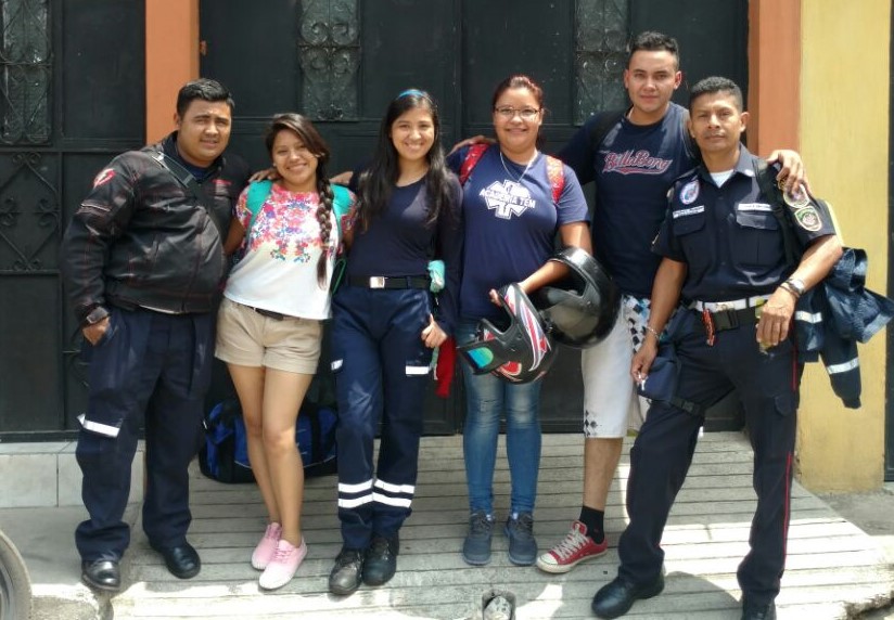 María Mercedes Péc Culajay (segunda de izquierda a derecha) en una fotografía con compañeros de la estación. El primero de izquierda a derecha es Daniel Figueroa, quien conducía la motocicleta. (Foto Prensa Libre: Víctor Chamalé)