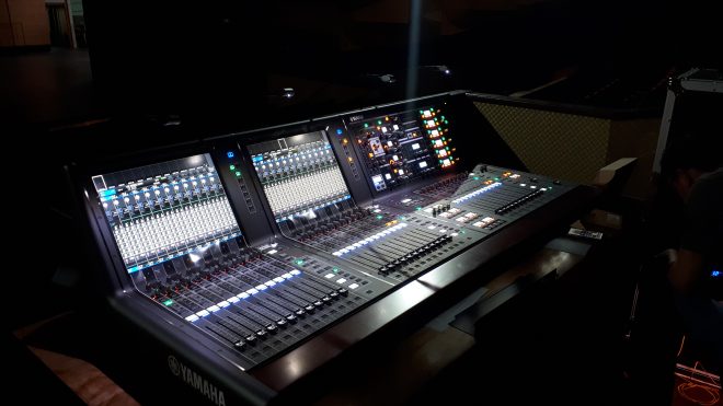 Una consola de audio forma parte de las mejores técnicas en la sala principal del Centro Cultural Miguel Ángel Asturias (Foto Prensa Libre: Eslly Melgarejo).