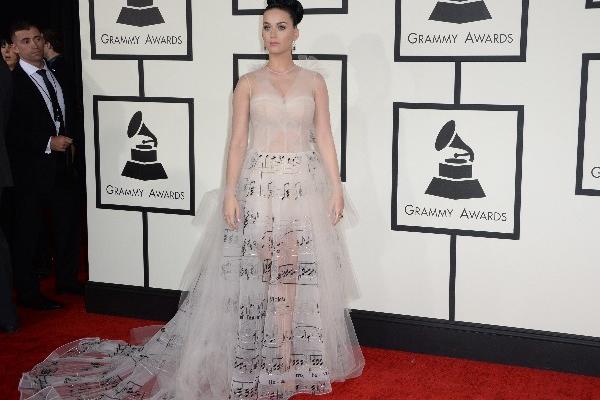 La princesa del pop Katy Perry, con dos nomimaciones por su canción <em>Roar</em>, acaparó las miradas con un vestido de gasa blanco de Valentino, con notas musicales dispersas en la falda. (Foto Prensa Libre: AFP)