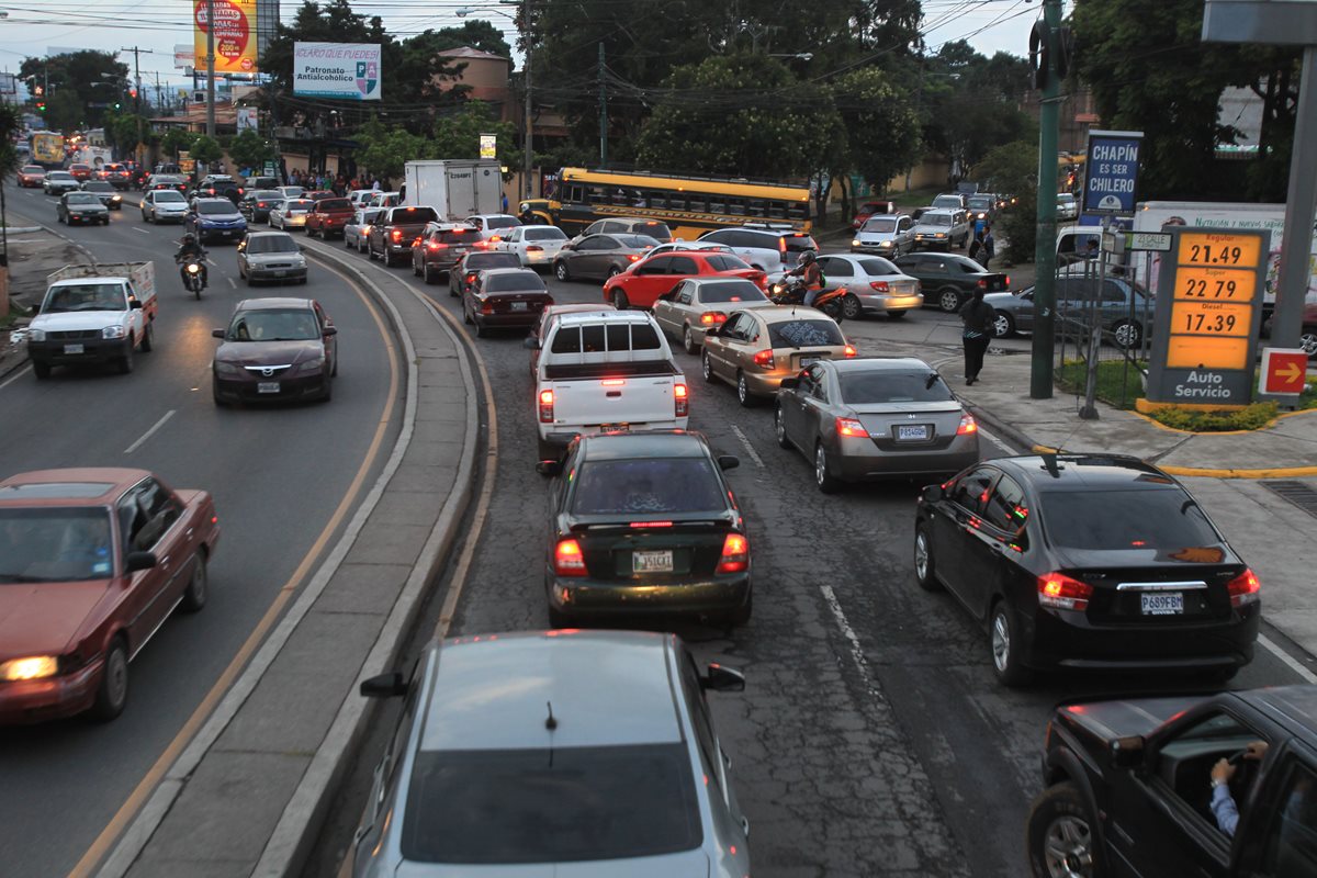 Erdmenger proyecta que en el 2020 circularán en el área metropolitana dos millones 300 mil vehículos y el problema de atascos se incrementará. (Foto: Hemeroteca PL)