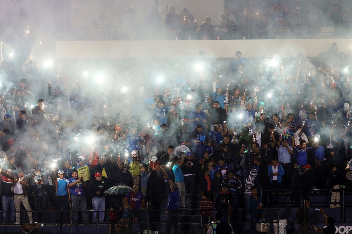 Los aficionados del Cobán Imperial esperan llenar hoy los graderíos del estadio Verapaz para poder observar a su equipo contra Guastatoya. (Foto Prensa Libre: Eduardo Sam Chun)