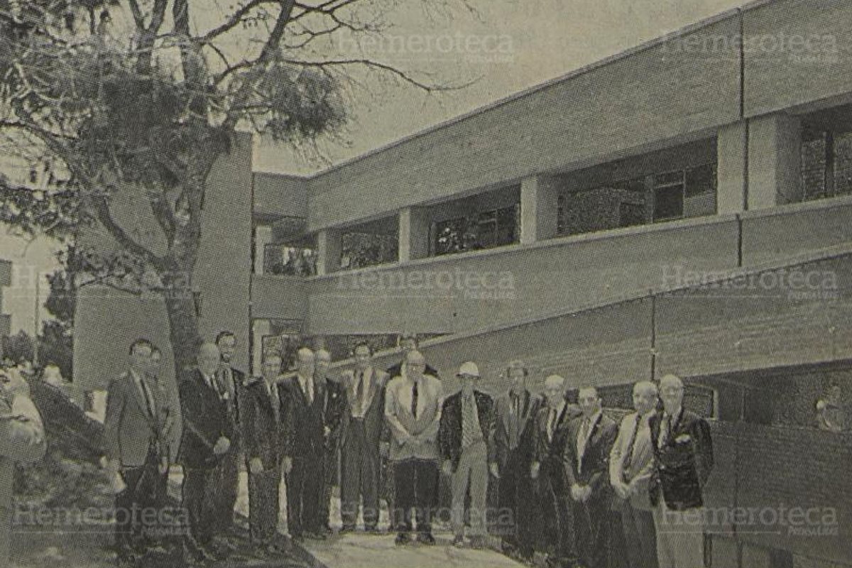 Integrantes de la Fundación de la Universidad del Valle frente al edificio de Ciencias Aplicadas 2 (Edificio J). (Foto: Hemeroteca PL).