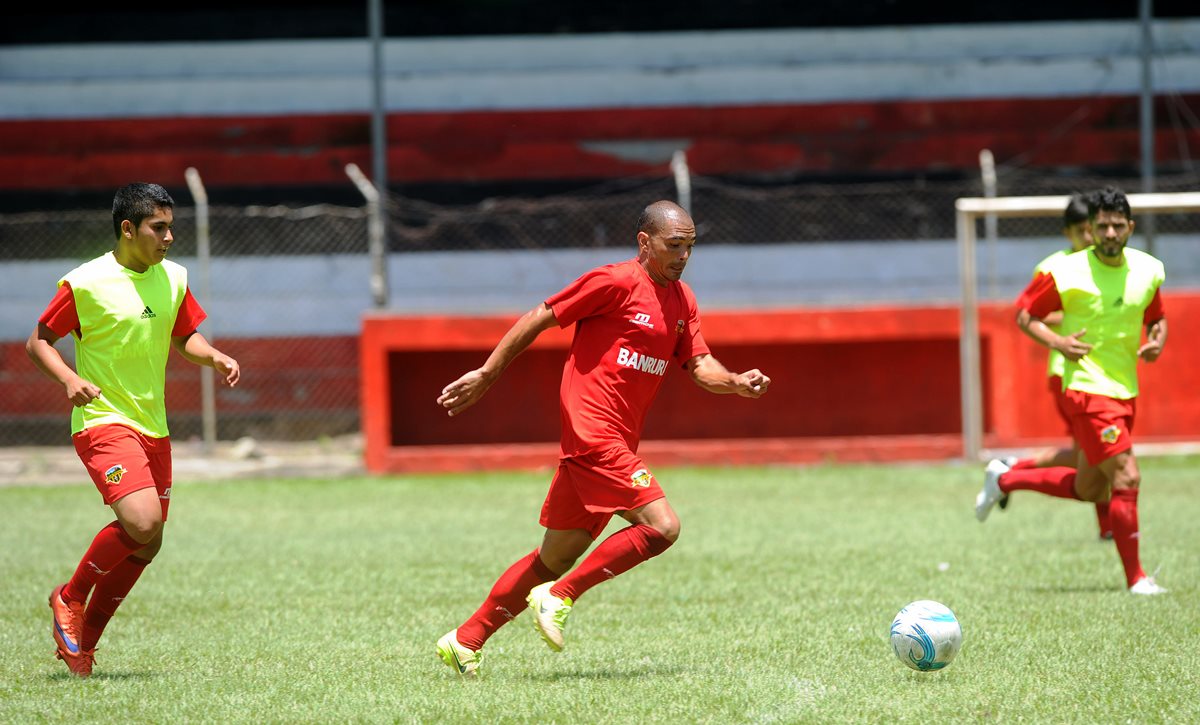 El brasileño Janderson Pereira es la carta goleadora del líder Petapa, que esta noche recibe a Sanarate en el estadio Julio Armando Cóbar. (Foto Prensa Libre: Edwin Fajardo)