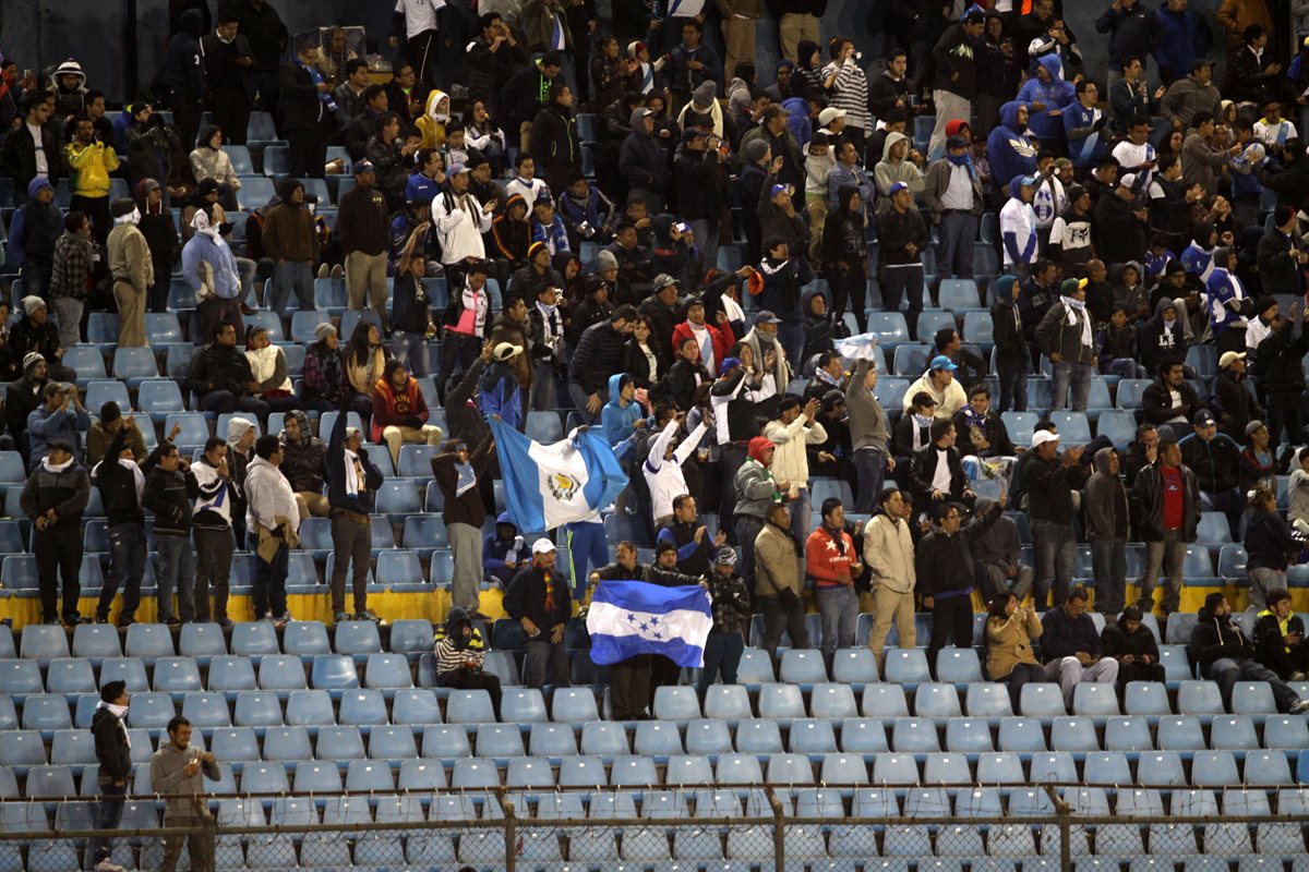 Pocos aficionados se vieron en las gradas del Mateo Flores. (Foto Prensa Libre: Jesús Cuque)